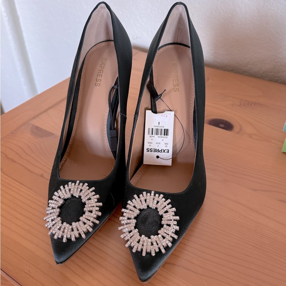 NWT Express Heels. Beautiful deep green.